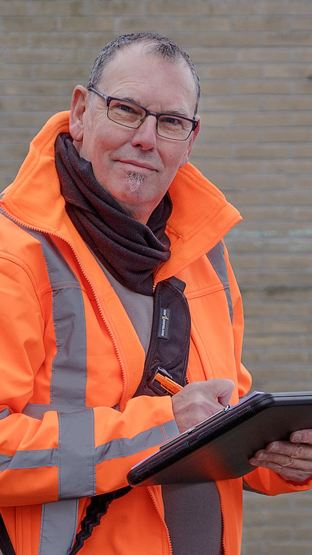 Flora- en faunacontroleur voert ter plaatse een ecologische inspectie uit om beschermde diersoorten te identificeren in relatie tot werkzaamheden